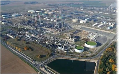 Seule raffinerie française implantée à proximité d'une région productrice de pétrole, elle est en cours de reconversion : elle se trouve à ...