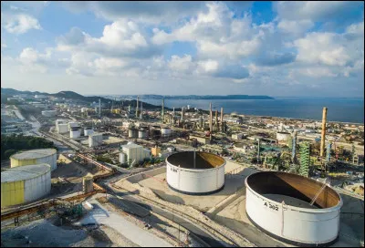 Cinquième raffinerie Total, cette usine, très déficitaire, a été arrêtée en 2016 et reconvertie pour la production de biodiesel à partir d'huile de palme : elle se trouve à ...