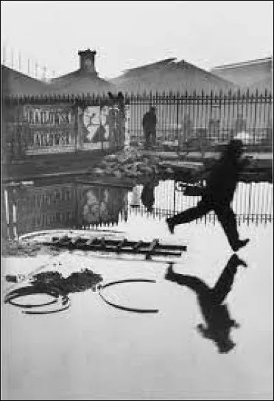 Derrière quelle gare cette photo d'Henri Cartier Bresson de 1932 a-t-elle été prise ?