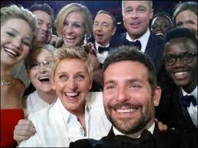 Quel acteur a pris ce selfie où figure beaucoup de stars internationales ?