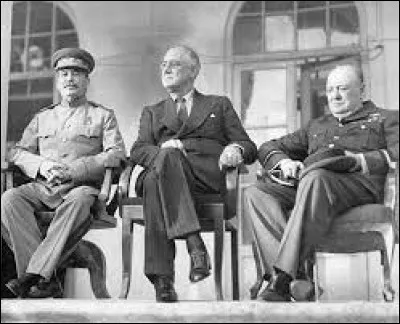 Qui sont les trois hommes politiques figurant sur ce cliché pris lors de la conférence de Téhéran en 1943 ?