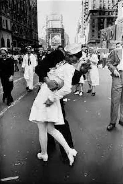 Sur quelle place de New York a été prise cette photo célébrant la fin de la Seconde Guerre mondiale ?