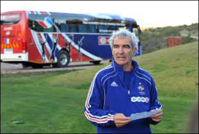 Sport : Lors de la Coupe du monde de football en juillet 2010 en Afrique du Sud quel joueur français a insulté Raymond Domenech ?