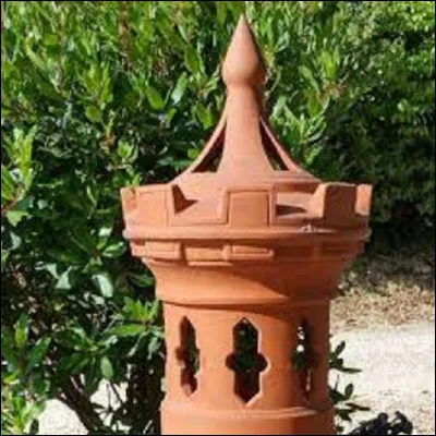 Quel est le nom de cette pièce placée au sommet d'une cheminée qui empêche l'eau d'y pénétrer, mais aussi améliore le tirage thermique ?