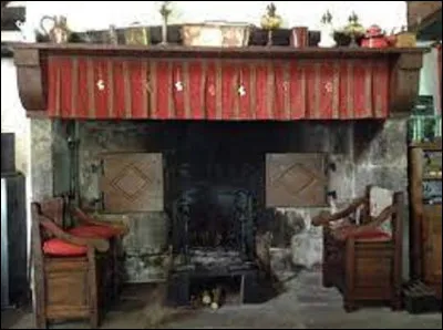 Quel est le nom de ce type de cheminée plus ou moins monumentale utilisée dans le sud-ouest de la France ?