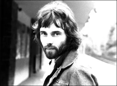 Qui est ce chanteur, auteur-compositeur et interprète de la chanson ''Rue De La Huchette'' ?