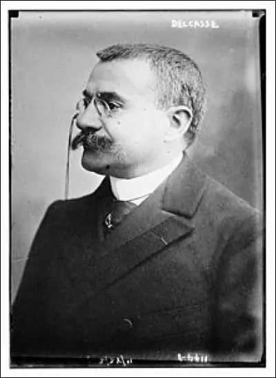 Le ministre français des Affaires étrangères était...