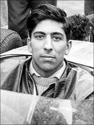 Le 19 juin 1960 sur le circuit de Spa-Francorchamps (Belgique), le pilote Alan Stacey décéda accidentellement en course. 
Que se passa-t-il ?