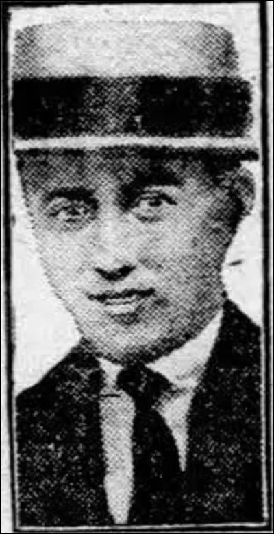 Le 4 juin 1923, le jockey Frank Hayes disputait un steeple-chase à Elmont dans le comté de Nassau (État de New York). Il meurt à mi-course mais reste sur son cheval, ''Sweet Kiss''. Ce dernier remporte la course à 20 contre 1. 
Qu'arrivait-il à ce sportif ?
