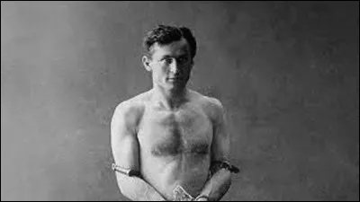 Le 31 octobre 1926, le célèbre prestidigitateur, Harry Houdini, meurt. Le 22 octobre, comme à chaque début de spectacle, il avait demandé à un spectateur de monter sur scène et de lui donner quelques coups de poings dans le ventre, afin de prouver qu'il ne trichait pas.
Que se passa-t-il ce jour-là ?