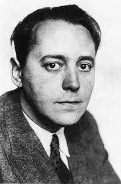 Le dramaturge de langue allemande, Ödon von Horvath, fervent opposant à Hitler et à son parti dont les pièces dénoncent les dangers, vient se réfugier en France en 1938. Alors qu'il se promène sur les Champs-Élysées, une tempête se lève d'un coup et déracine un arbre qui lui tombe dessus, le tuant net. 
Quel arbre l'écrase ?