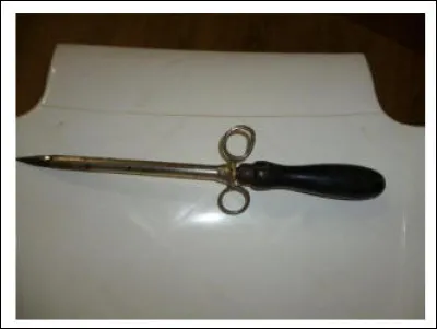 Ce "trocard" n'est pas une arme... du moins a priori ! Mais à quoi l'utilise-t-on ?