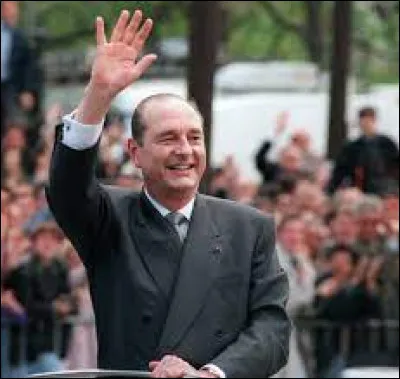 Politique : Quelle "reprise" annoncée par Jacques Chirac, fraîchement élu, a fait polémique en 1995 ?