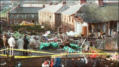 Catastrophe : Le 21 décembre 1988, un Boeing explose en vol et s'écrase sur la petite ville de Lockerbie faisant 269 morts. La thèse de l'attentat est privilégiée. Mais où se situe Lockerbie ?