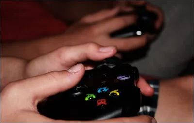 Quel est le nom de l'émission de jeu vidéo conçue par Ejay et Sherydan ?