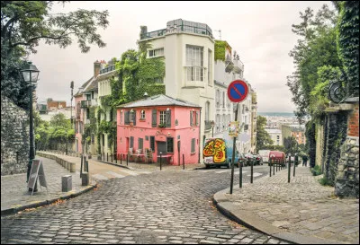 Quel quartier est un authentique village au coeur de Paris ?