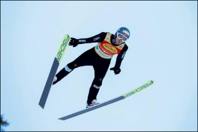 Le combiné nordique allie le saut à ski à quelle autre discipline ?