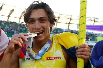 Qui est ce sportif qui détient le record du monde du saut à la perche avec 6,21 m ?