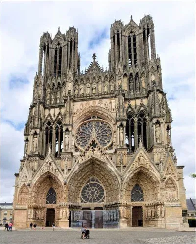 Chartres est "la Ville des Sacres", car les rois de France y furent couronnés dans la cathédrale Notre-Dame