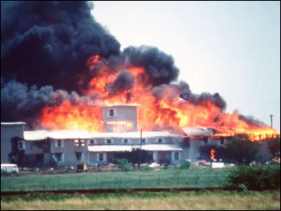 Faits divers : En avril 1993 , la police donne l'assaut contre David Koresh, fondateur de la secte des Davidiens et découvre l'horreur : 80 corps calcinés. Mais dans quel pays ?