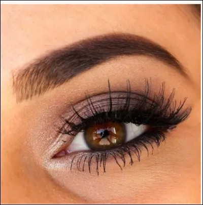 Quelle est la couleur des yeux selon la chanson d'Indochine ?