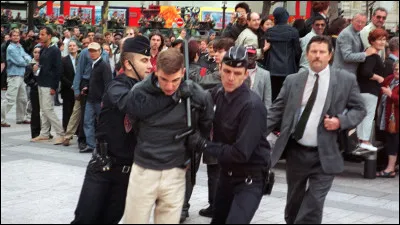 Fait divers : Lors du 14 juillet 2002, Jacques Chirac échappe de peu à un attentat perpétué contre sa personne. De quelle cause le tireur est-il un militant ?