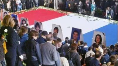 Fait divers : Le 27 mars 2002, huit élus sont assassinés par un homme durant une séance du conseil municipal. Dans quelle ville la tuerie a-t-elle eu lieu ?