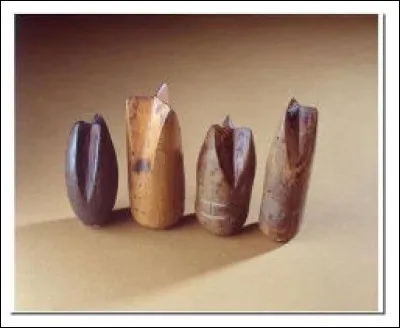 Quels sont ces beaux objets, polis dans des bois durs ?