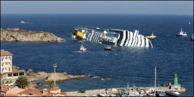 Catastrophe : le 13 janvier 2012, le Costa Concordia s'échoue le long des côtes et fait 32 morts. Au large de quel pays a coulé le paquebot ?