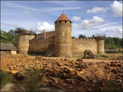 Quel est le nom de ce château de construction expérimentale d'un château fort, débuté en 1997 ?