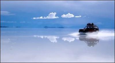 Retrouvez le pays du plus grand désert de sel du monde, transformé en miroir géant pendant la saison des pluies :
