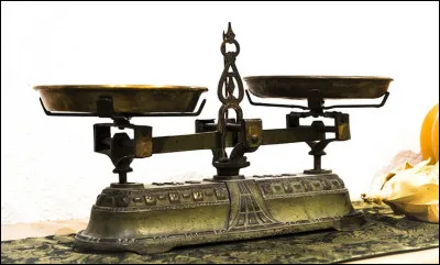 Pour quelle raison peut-on considérer que la masse d'un atome est égale à celle de son noyau ?