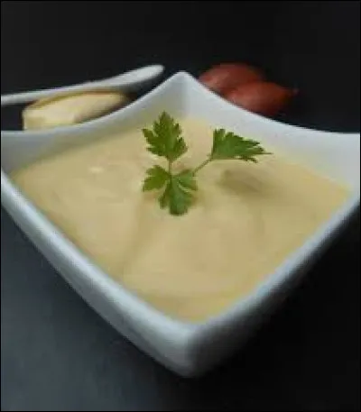 Que mange-t-on souvent accompagn&eacute; d'une sauce au beurre blanc ?