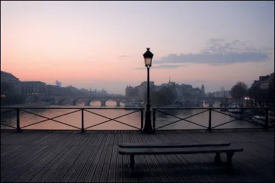 Dans la chanson de Dutronc, quelle est l'heure à laquelle "Paris s'éveille" ?