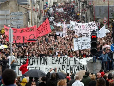 Politique : contre quelle réforme finalement abandonnée, des milliers de lycéens et étudiants manifestent-ils durant des mois au premier trimestre 2006 ?