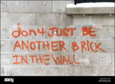 À quel groupe faut-il attribuer la chanson "Another brick in the wall" ?