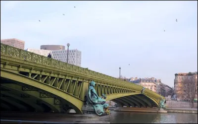 Par quel poète le pont Mirebeau de Paris a-t-il été immortalisé ?