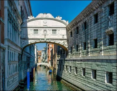 Comment se nomme le pont le plus célèbre de Venise ?
