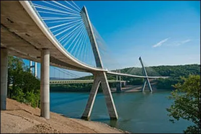Quelle particularité technique offre le pont de Térénez situé dans la pointe de Crozon en Bretagne ?