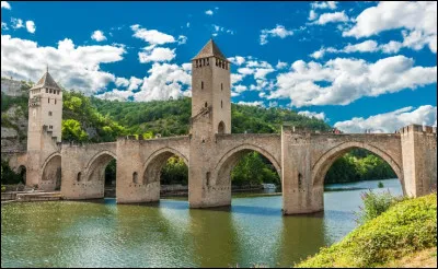 Dans quelle ville française peut-on admirer ce pont fortifié du XIVe siècle appelé pont du Diable ?
