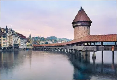 Dans quelle ville se trouve le plus long pont couvert en bois ?