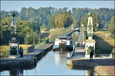 Dans quelle ville se situe le fameux pont-canal construit au-dessus de la Loire ?