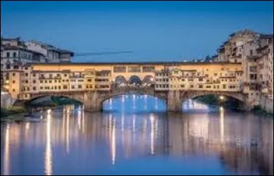 Dans quelle ville italienne peut-on admirer ce superbe pont avec ses boutiques sur les côtés ?