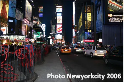 Quel est cette intersection de Manhattan mondialement connue, surnommée "le Carrefour du Monde" ?