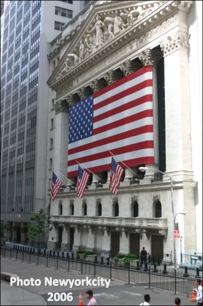 Quelle est cette rue de Manhattan, centre financier mondial avec sa célèbre Bourse datant de 1817 (New York Stock Exchange) ?