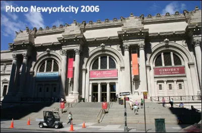 Quel est ce célèbre musée de New York, l'un des plus grands du monde datant de 1872, situé près de Central Park à Manhattan ?