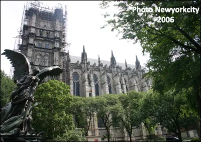 Quelle est cette cathédrale gothique, la plus grande du Monde datant de 1887 et située au nord de Manhattan ?