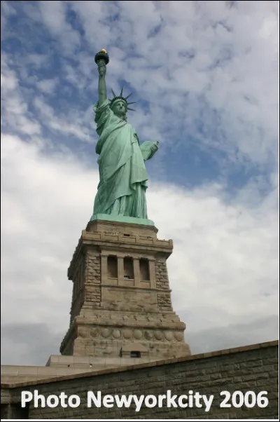 Quel est ce monument de 1886 symbole de New York, un cadeau du peuple français aux Américains ?