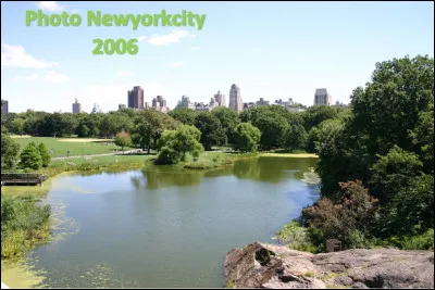 Quel est ce parc urbain de 4 km de long sur 800 m de large situé au centre de Manhattan, le poumon vert de la ville ?