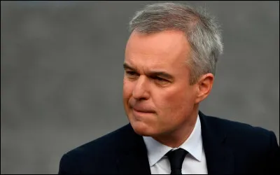 Politique : Le 16 juillet 2019, un scandale éclabousse François de Rugy alors ministre de l'Écologie accusé d'utiliser des fonds publics pour organiser des dîners. Quel aliment pouvait-on le voir consommer sur les fameuses photos ?